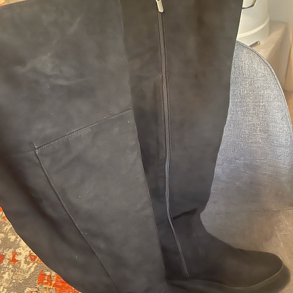 Black tall over the knee boots wore about 3 times - Picture 2 of 3